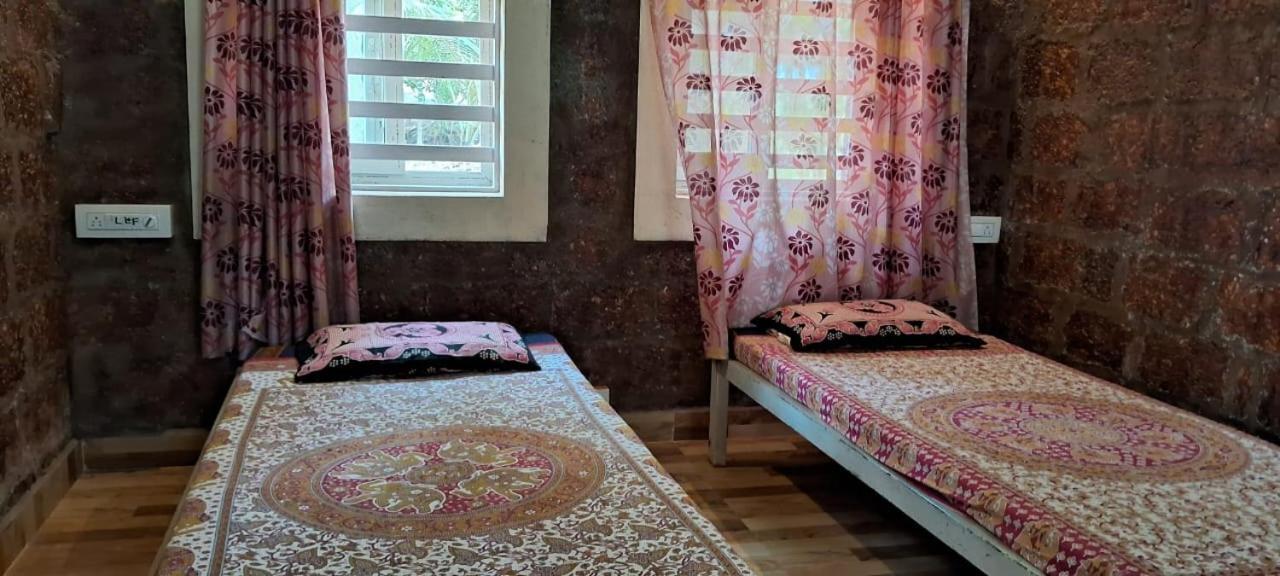 Riverstone Riverfront Stay Гокарна Стая снимка
